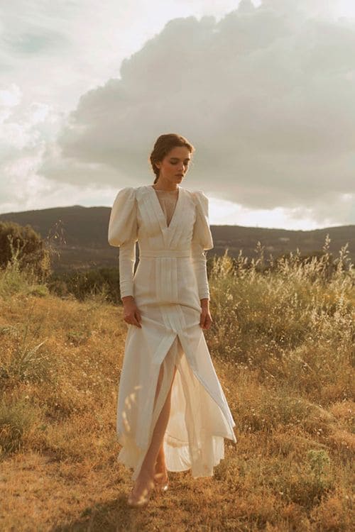 Vestido de novia con mangas abullonadas y tablas de Romancera