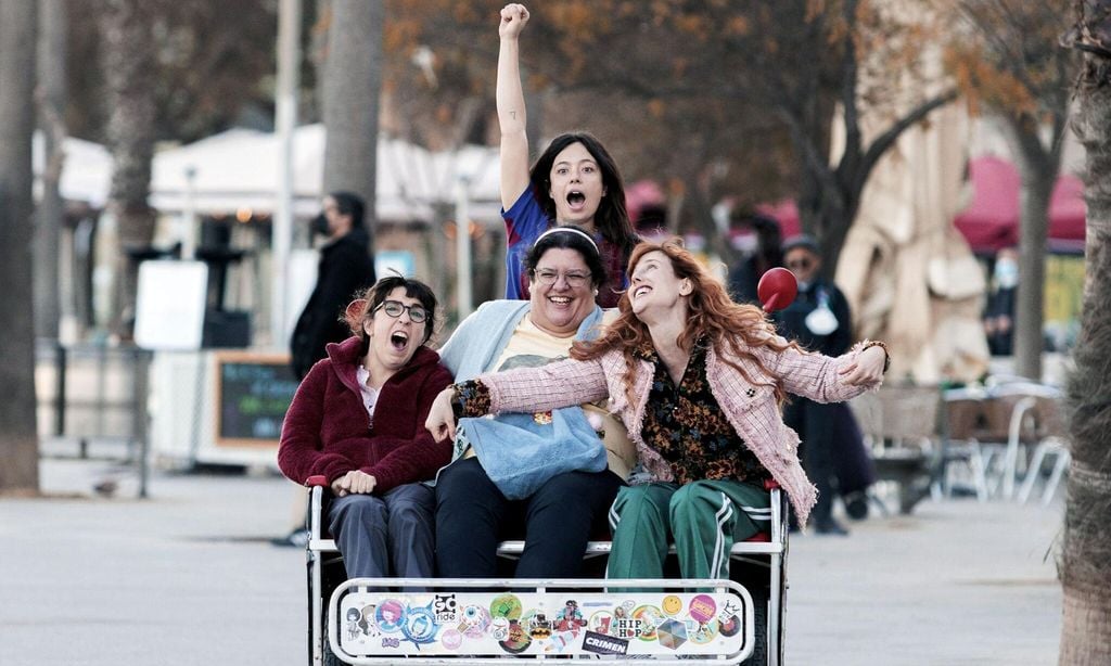 Escena de \'Fácil\', la nueva comedia de Netflix