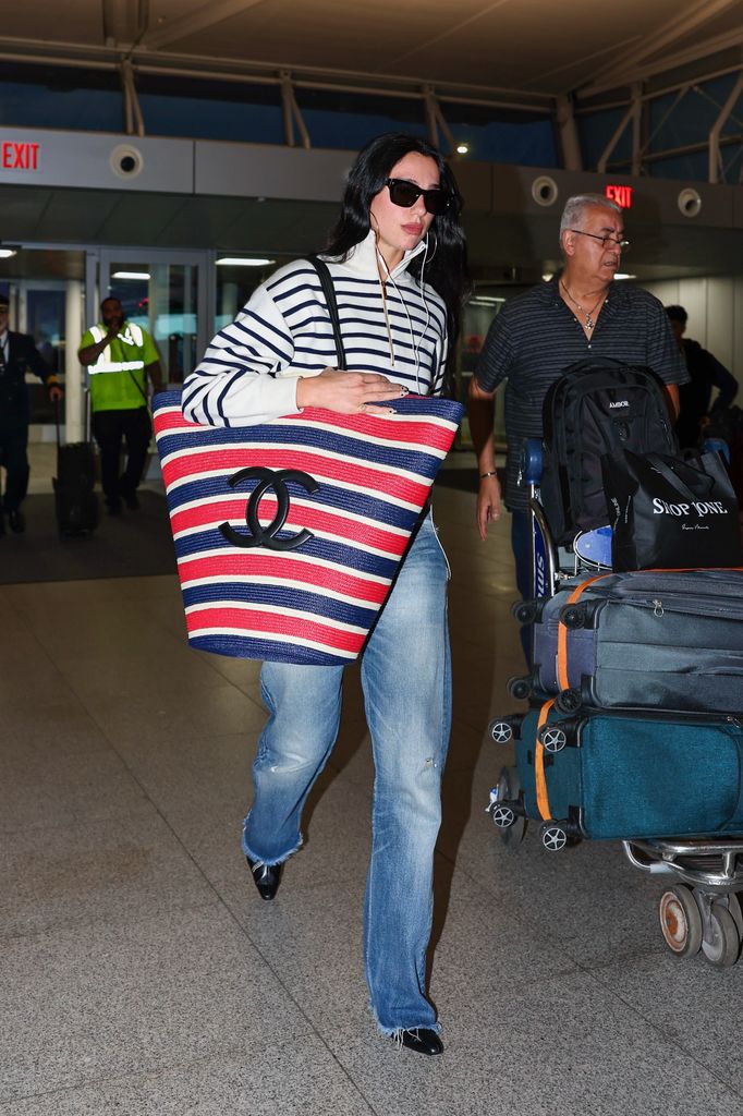 Dua Lipa viste Chanel en el aeropuerto de Nueva York.