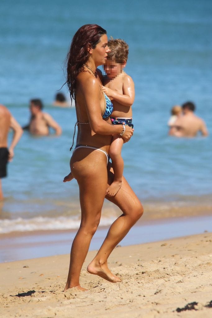 Laura Matamoros en la playa de Caños de Meca junto a sus hijos a 17 de agosto de 2024 en Cádiz