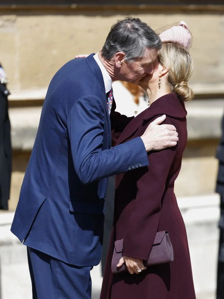 Sir Timothy Laurence saludó a la duquesa de Edimburgo a su llegada a la iglesia.