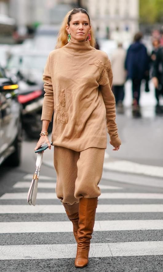 helena bordon con total look en color beige y botaas camel