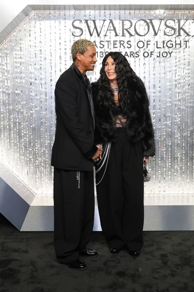 Entre Alexander Edwards y Cher hay una diferencia de 40 años. 