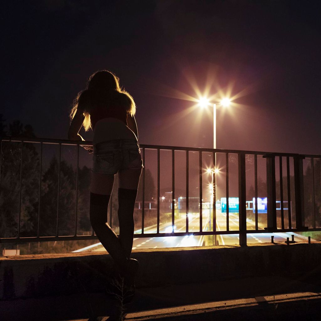 Adolescente en un puente