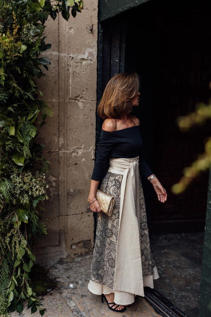 Madre de la novia con look viral de dos piezas de The IQ Collection x Roberto Diz