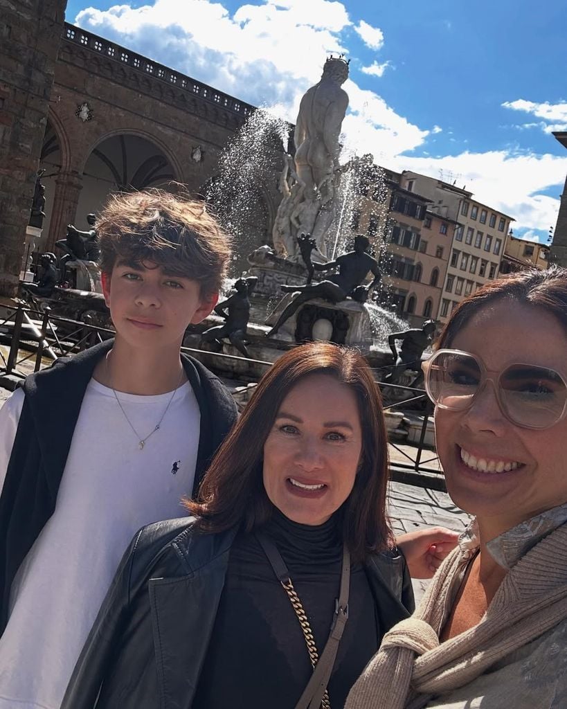 En esta visita a Florencia, Paola y su hijo estuvieron acompañados de Gloria Calzada.