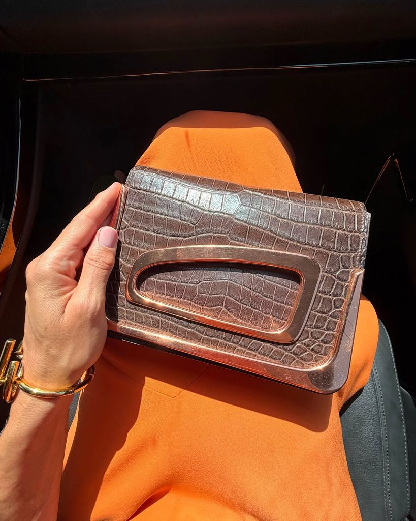 Nieves Álvarez, la invitada más elegante con vestido naranja y una pamela XL en una boda de final de verano