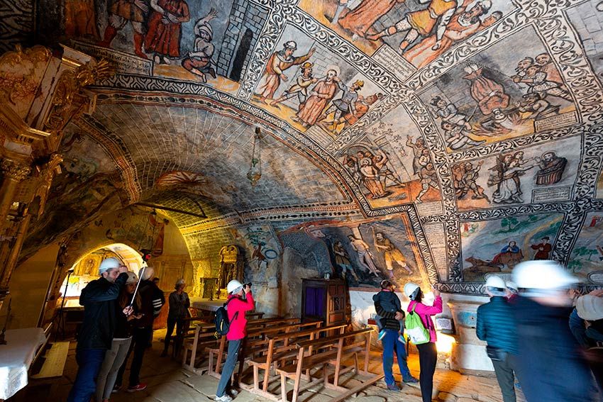 Ermita de San Bernabé llena de pinturas murales en Ojo Guareña, Burgos