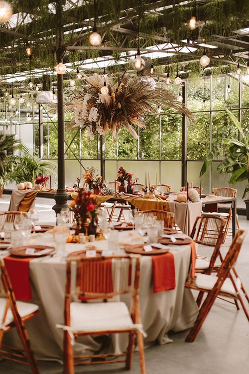 Espacio decorado para boda con tonos otoñales