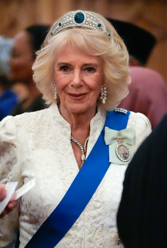 La reina Camilla con la tiara de esmeraldas y diamantes que Eugenia de York llevó en su boda