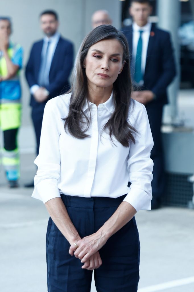 La reina Letizia despide al equipo de emergencias que viaja a Venezuela, en el aeropuerto de Barajas, el 1 de julio de 2026