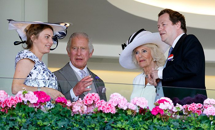 La reina Camilla acude a un acto oficial con su hijo