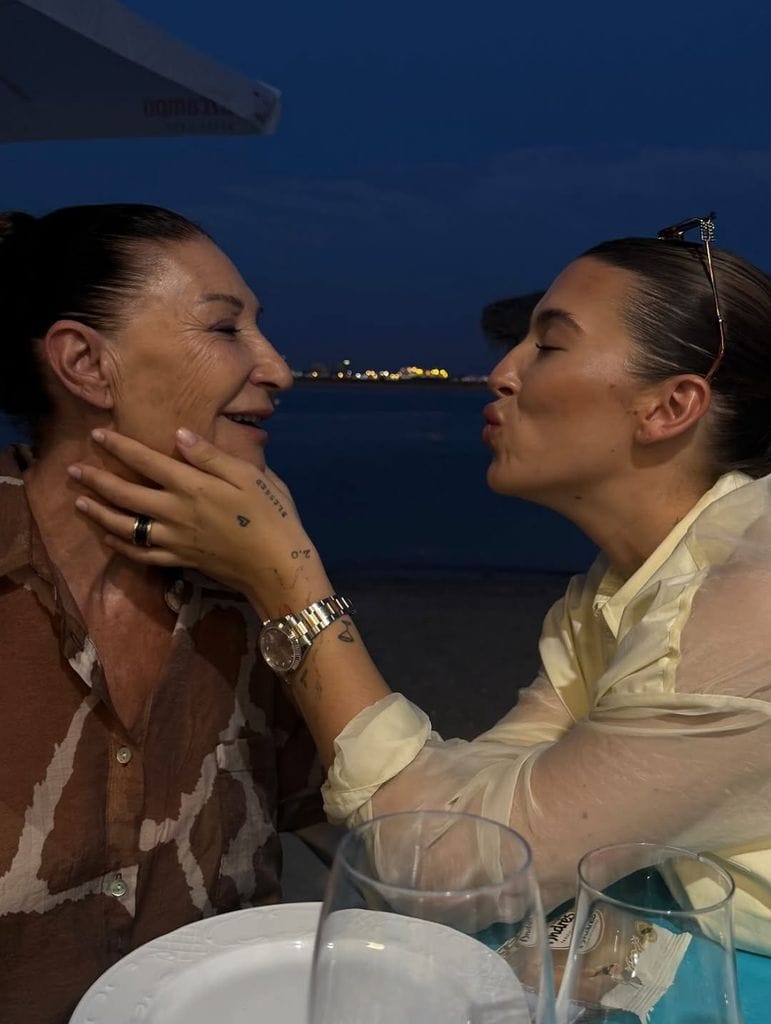 Alba con su abuela materna en Huelva