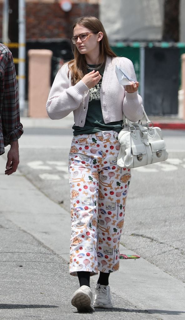 Violet usó un atuendo protagonizado por unos vistosos pantalones estampados y un bolso vintage de Marc Jacobs.