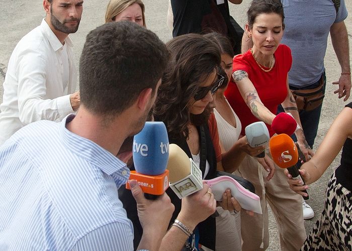 Silvia Bronchalo atendiendo a la prensa 