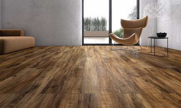 Este pavimento vinílico aúna belleza y prestaciones técnicas. Fácil de instalar, es apto para toda la casa, incluidos el baño y la cocina. Scala 30 Connect de DLW Flooring (armstrong.es).

