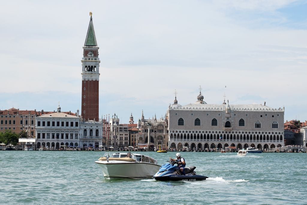Se ha reportado que Jeff Bezos y Lauren Sánchez no se inscribieron para casarse legalmente en Venecia.