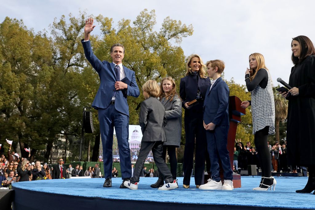 Gavin Newsom y Jennifer Siebel con sus cuatro hijos