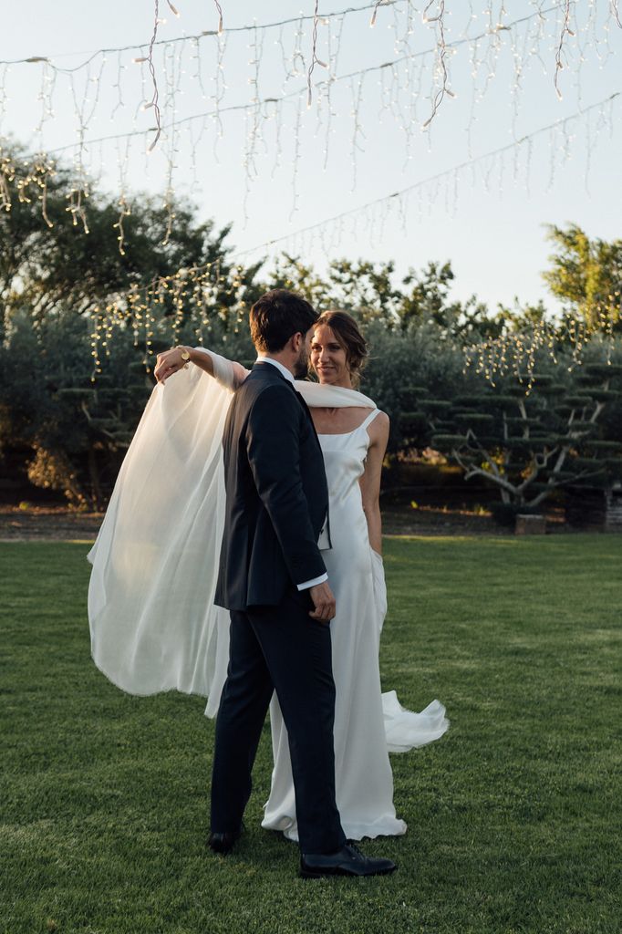 Vestido de novia de Helena Mareque con chal