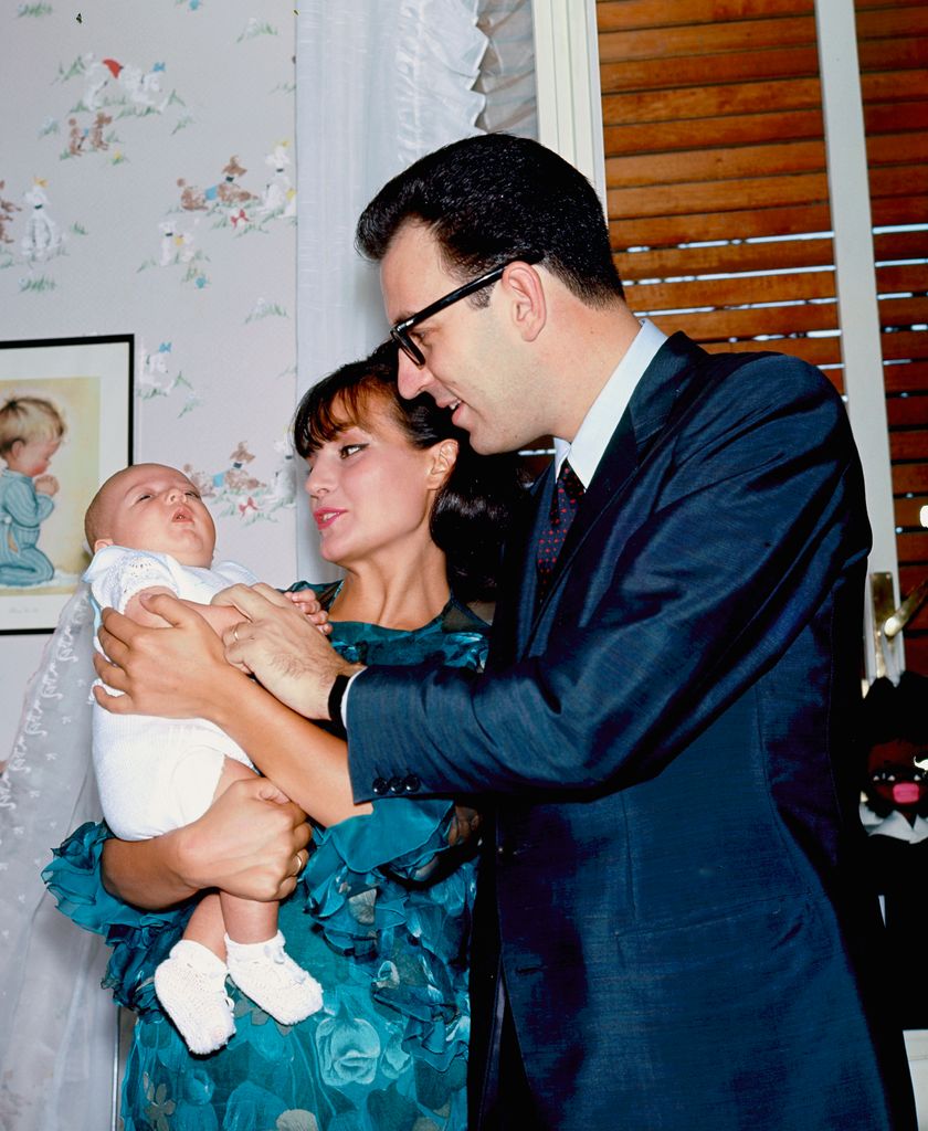 Carmen Sevilla y su marido, Augusto Alguero, presentan a su hijo