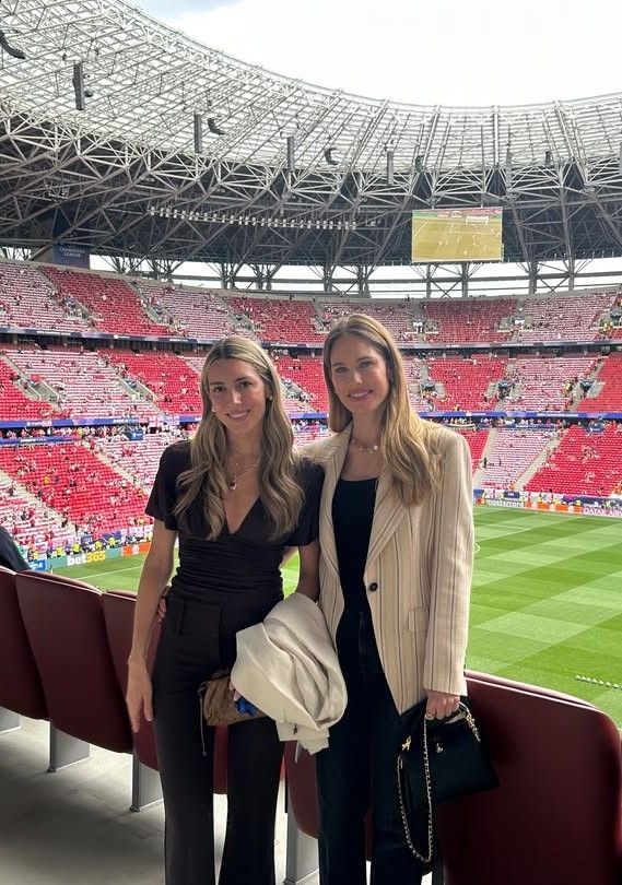 Daniela Figo y su madre el fin de semana en Budapest para la final de la Champions.