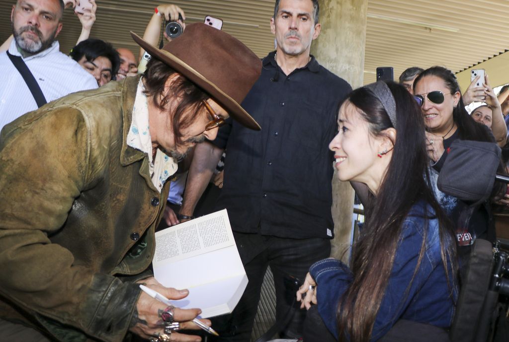 Johnny Depp firmó autógrafos sus fans tras una entrevista televisiva en Buenos Aires, Argentina.