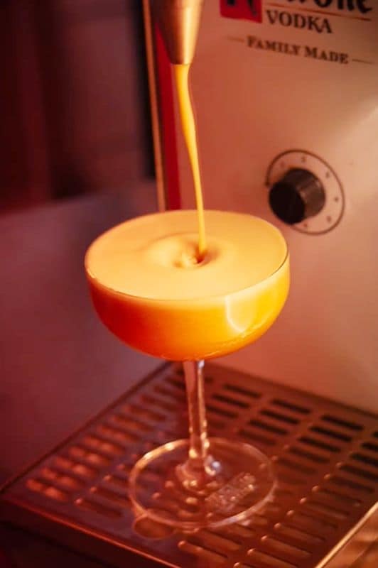 Espresso Martini, servido con tirador