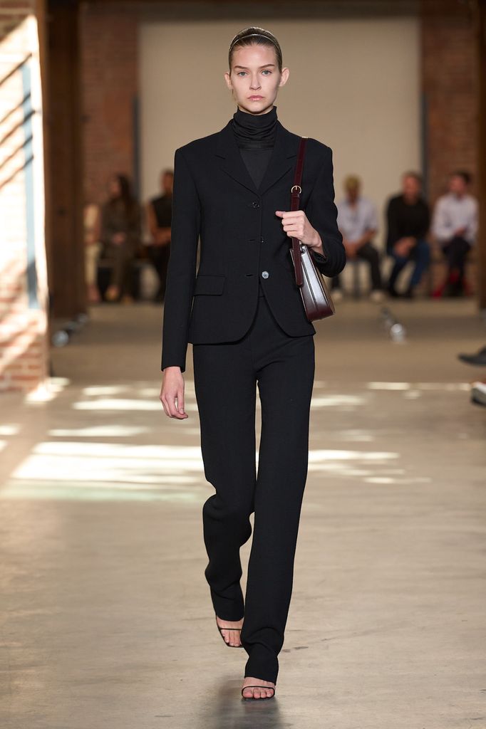 Un conjunto monocromático en el desfile de Calvin Klein de Primavera/Verano 2027.