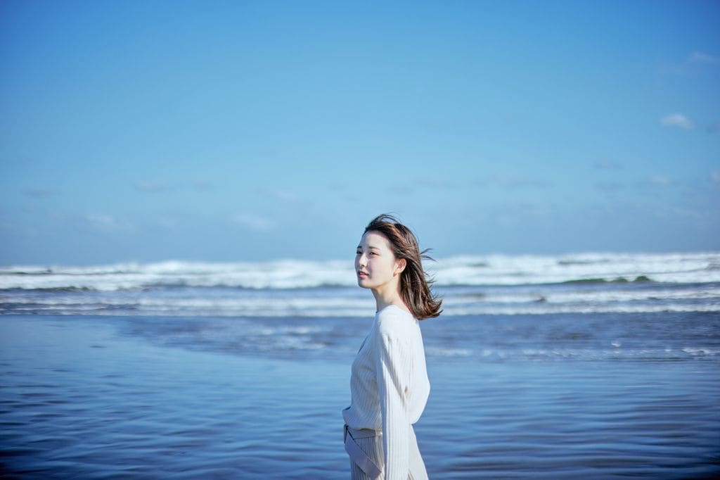 Mujer japonesa en la playa
