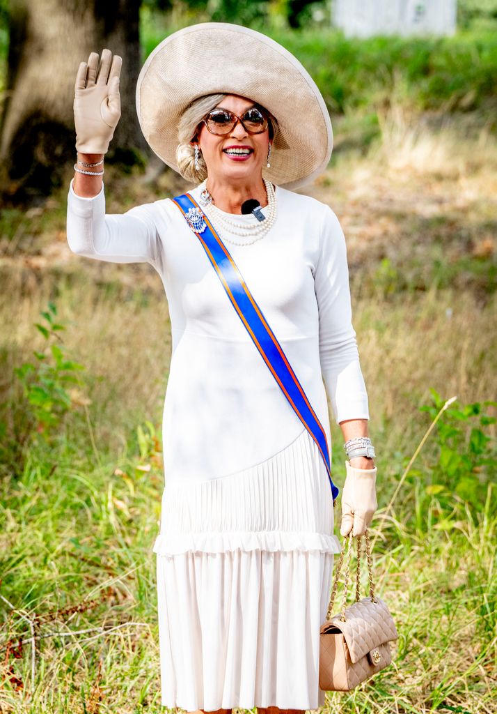 Una drag queen imita a la reina Máxima durante la visita del rey Guillermo