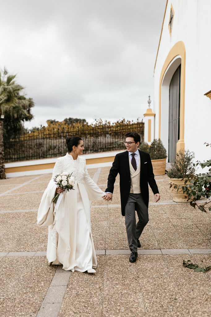 novia con abrigo bordado y mangas acampanadas de Valenzuela Atelier
