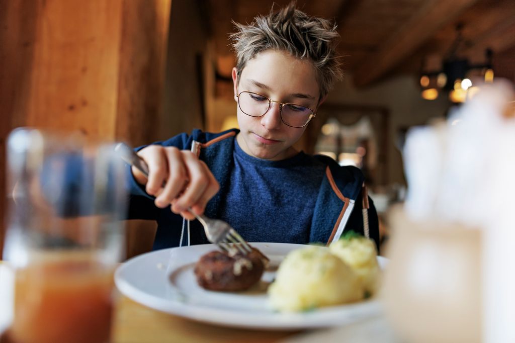 Adolescente comiendo de forma saludable