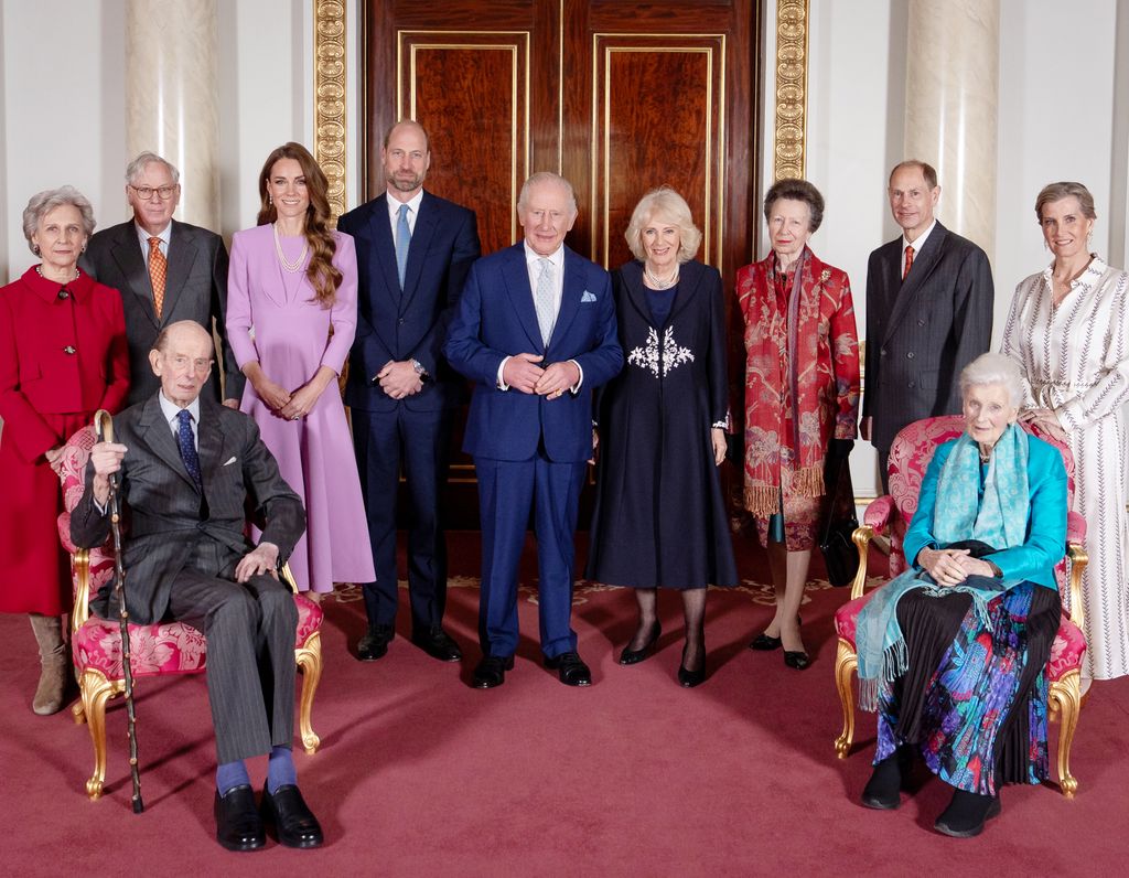 La duquesa de Gloucester, el duque de Gloucester, el duque de Kent, la princesa de Gales, el príncipe de Gales, el rey Carlos III, la reina Camilla, la princesa Ana, el duque de Edimburgo, la princesa Alexandra y la duquesa de Edimburgo, en el Palacio de Buckingham, en Londres, durante la celebración del centenario del nacimiento de la reina Isabel II, el 21 de abril de 2026