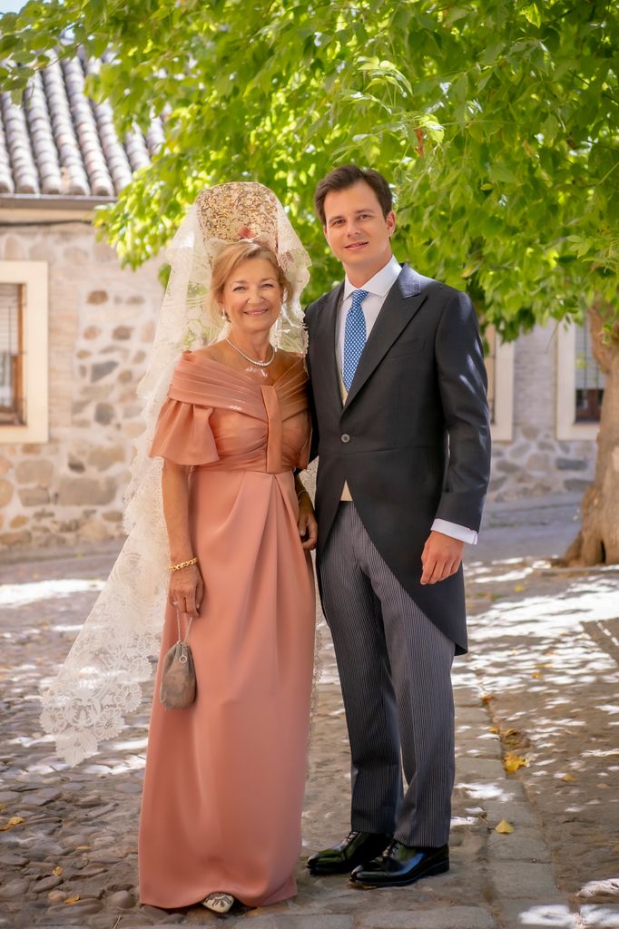 Madrina de boda con escote barco Obando y mantilla blanca