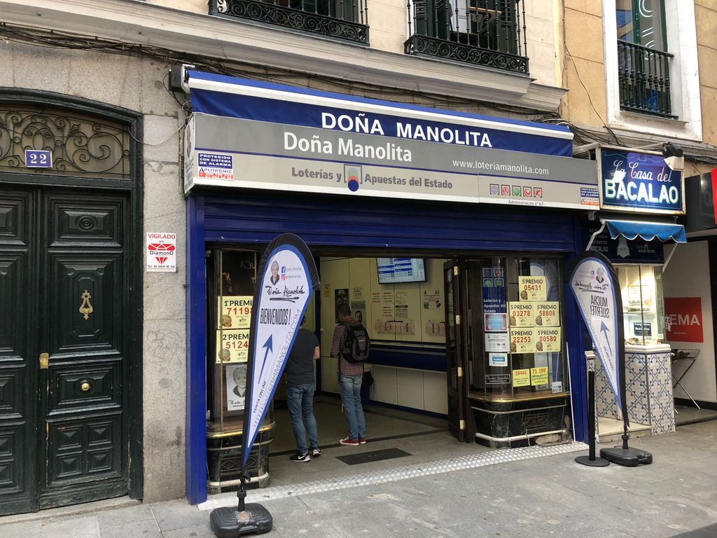 La administración de Doña Manolita, la más famosa de España, donde miles de personas buscan el décimo 'milagroso' que cada año reparte parte de la suerte del Sorteo de Navidad