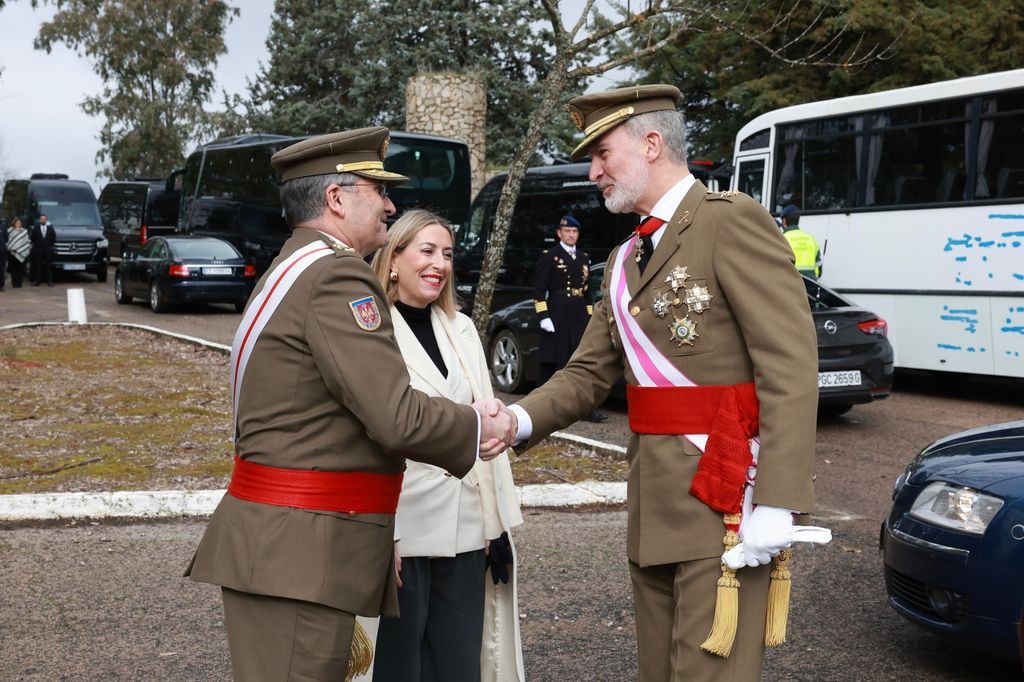 Su Majestad el Rey recibe el saludo de General de Ejército, jefe de Estado Mayor de Tierra, Amador Fernando Enseñat y Berea