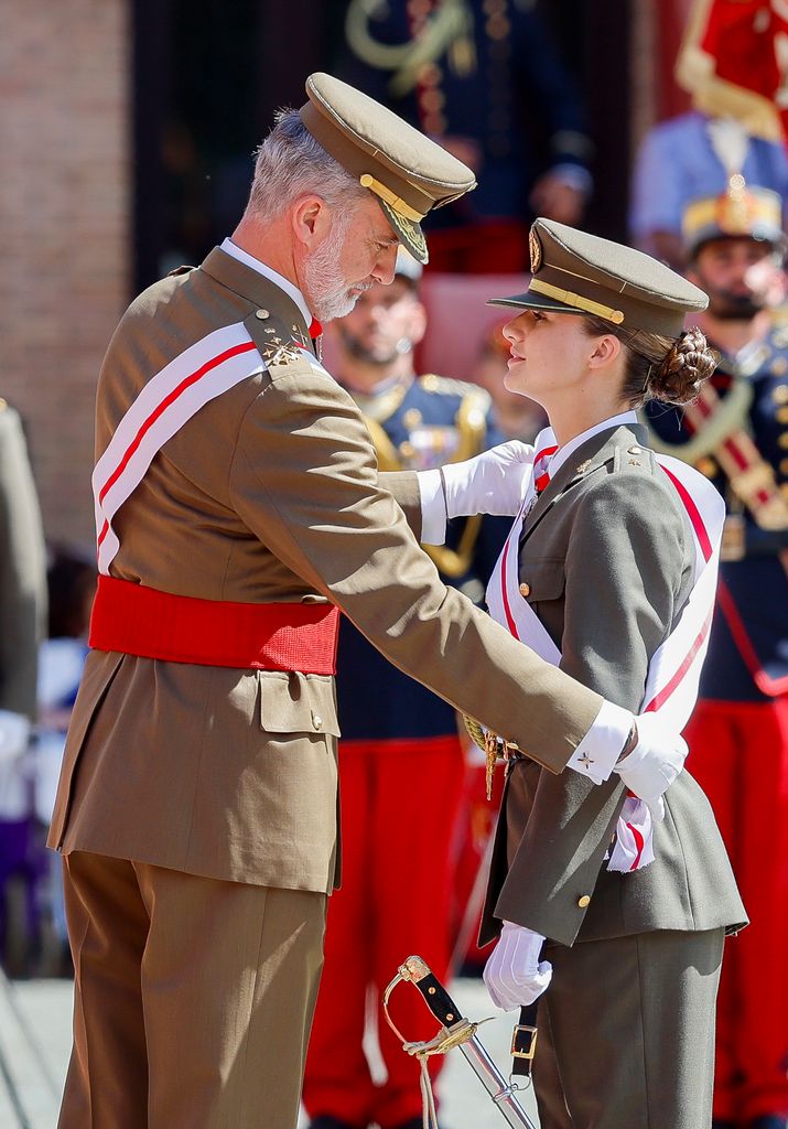 La princesa Leonor recibe la Gran Cruz del Mérito Militar de manos del rey Felipe
