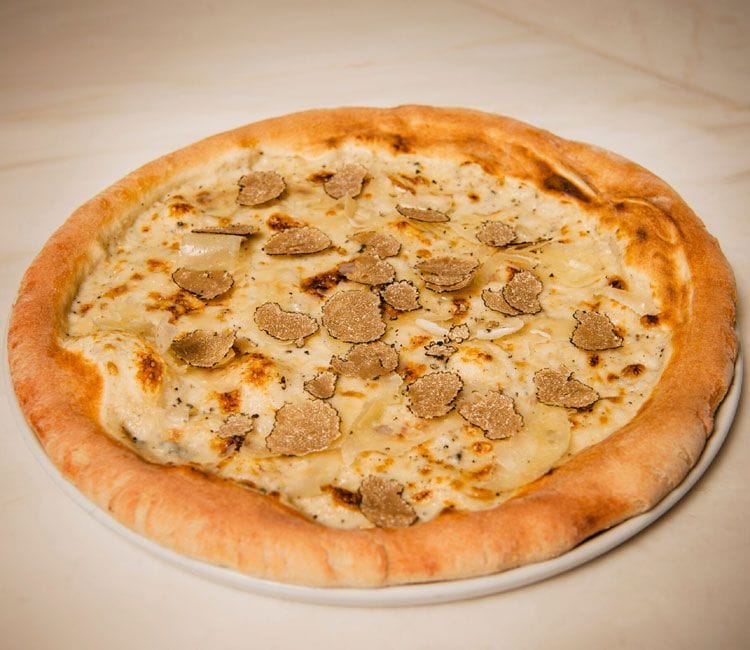 Pizza con bechamel y trufa