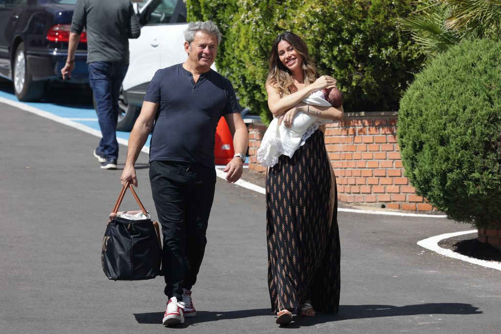 Miki Nadal y Helena Aldea salen del hospital con Ángela, su segunda hija en común