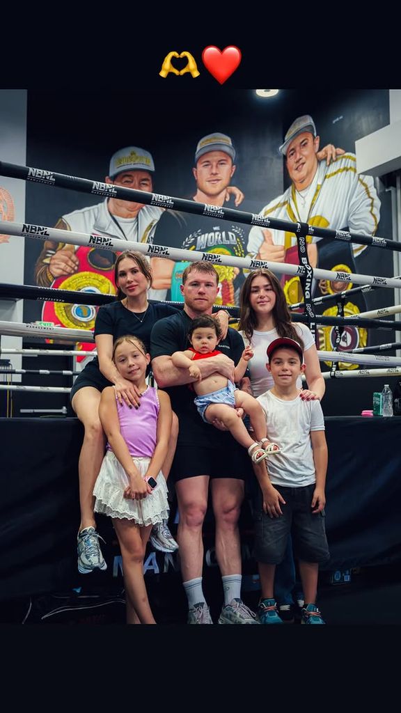 Saúl 'Canelo' Álvarez con sus hijos Eva Victoria, María Fernanda, Emily y Saúl Adiel, así como su esposa Fernanda Gómez.