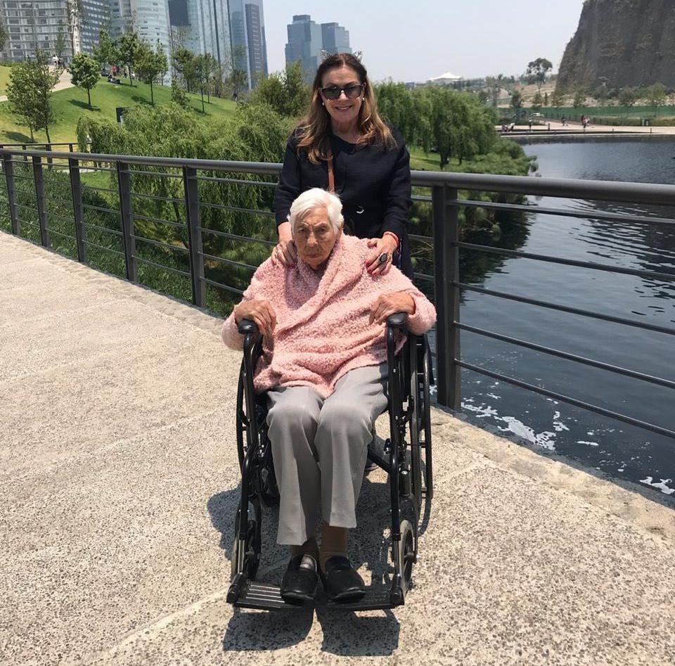 Laura Zapata y su abuela