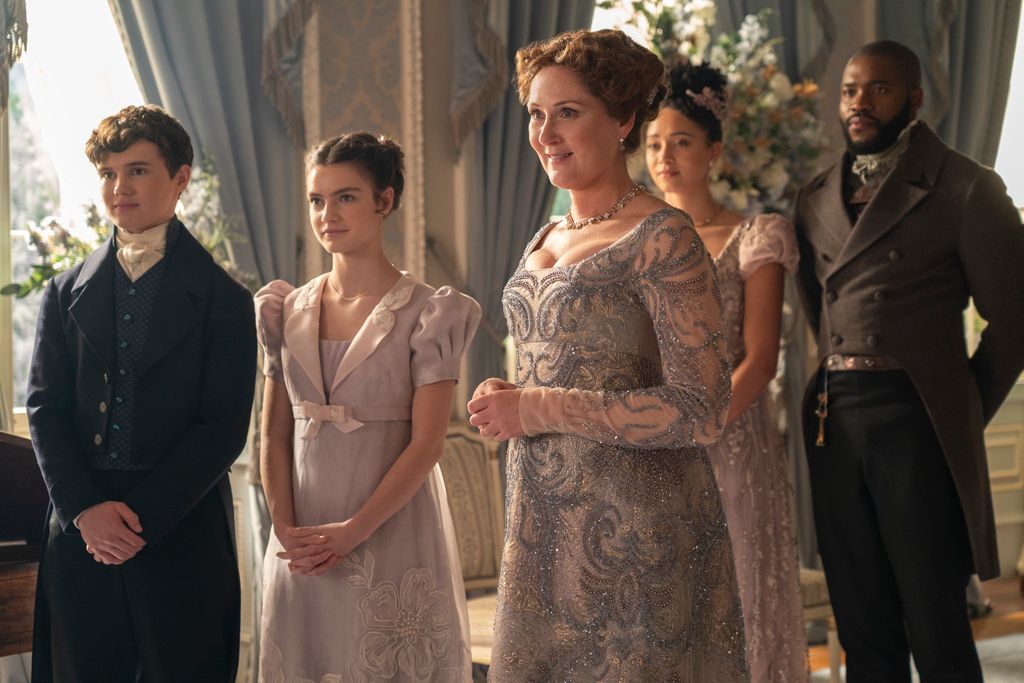 Will Tilston, Florence Hunt, Ruth Gemmell, Emma Naomi, Martins Imhangbe en una imagen de 'Los Bridgerton
