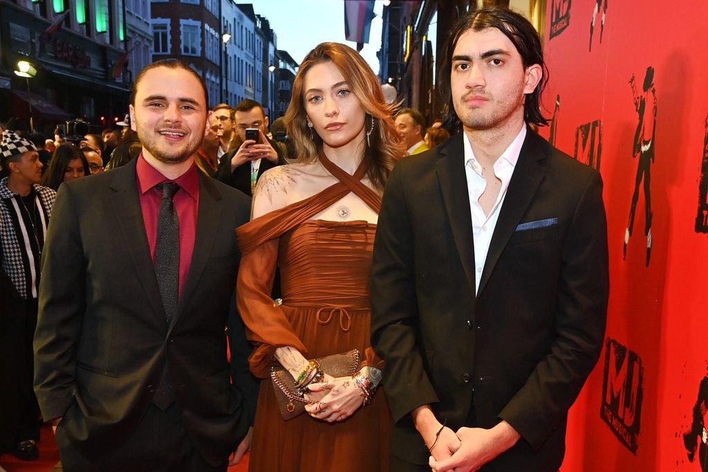 (de izquierda a derecha) Prince Jackson, Paris Jackson y Bigi Jackson, también conocido como Blanket Jackson, asisten a la función de estreno de prensa de "MJ: The Musical".