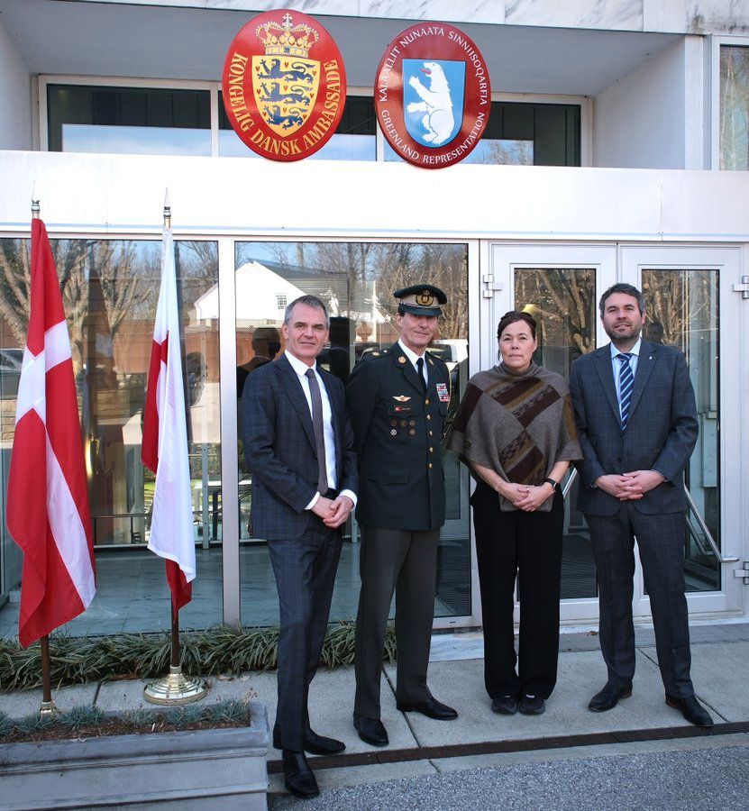 El embajador danes en Estados Unidos comparte una fotografía donde se puede ver al príncipe Joaquín y a Vivian Motzfeldt (Exteriores de Groelandia) junto a él y a Jacob Isbosethsen, quien es el jefe de misión de Groenlandia en Estados Unidos.