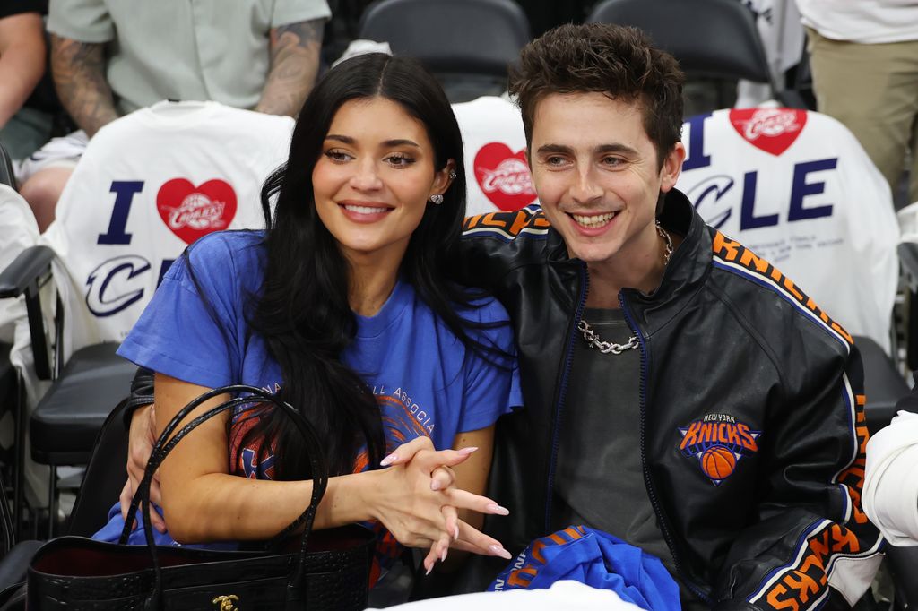 Kylie Jenner y Timothée Chalamet acudieron al juego de los Cleveland Cavaliers contra los New York Knicks en la Rocket Arena.
