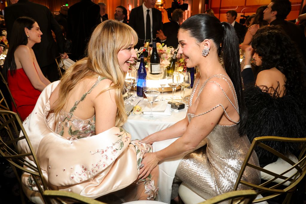 Jennifer Lawrence y Kylie Jenner en la gala de los Globos de Oro 2026