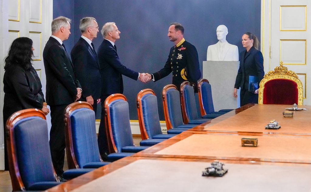 Haakon de Noruega a Ingrid se reúnen con el Gobierno tras la muerte del rey Harald