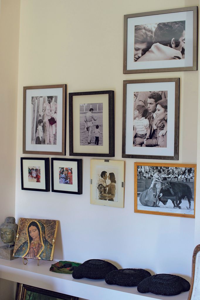 Fotos familiares en blanco y negro decoran las paredes del salón en la casa de Francisco Rivera y Lourdes Montes