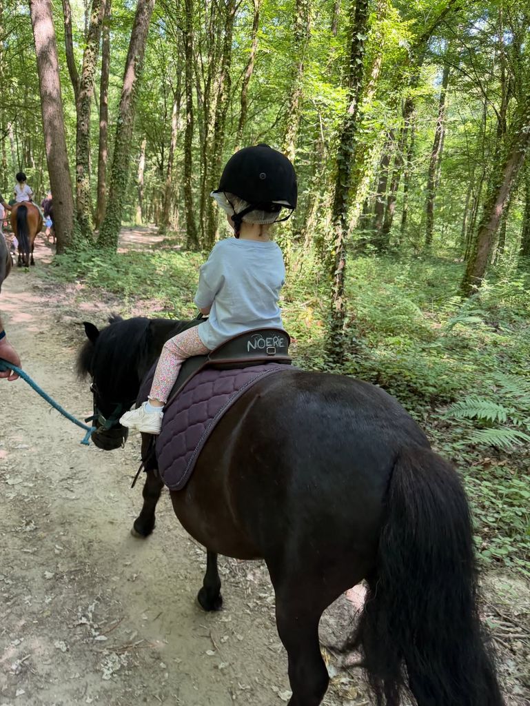 Victoire Ducruet montando a caballo