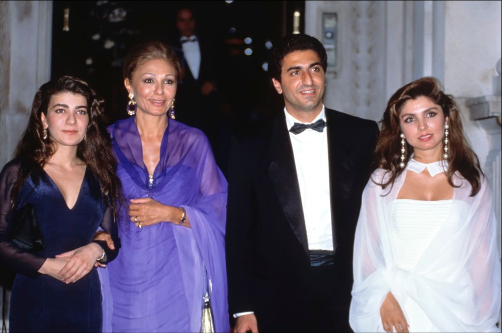 La emperatriz Farah Diba con sus hijos Leila y Reza Ciro, con su esposa